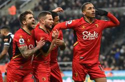 英雄联盟总决赛赛程-包含沃特福德惊险获胜，保持压力的词条