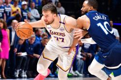 英雄联盟总决赛直播-狼队主场力克对手，全取三分