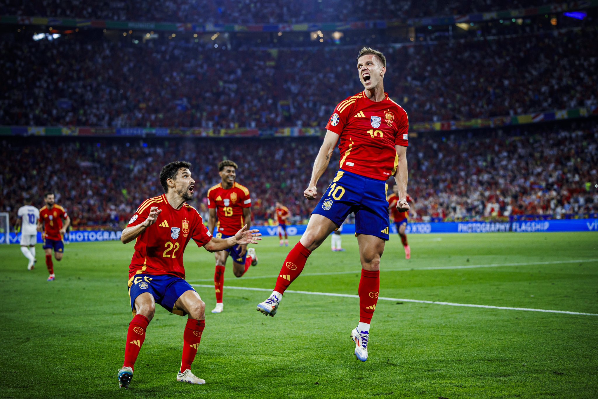 国际杯赛场上一场激动人心的对决结束