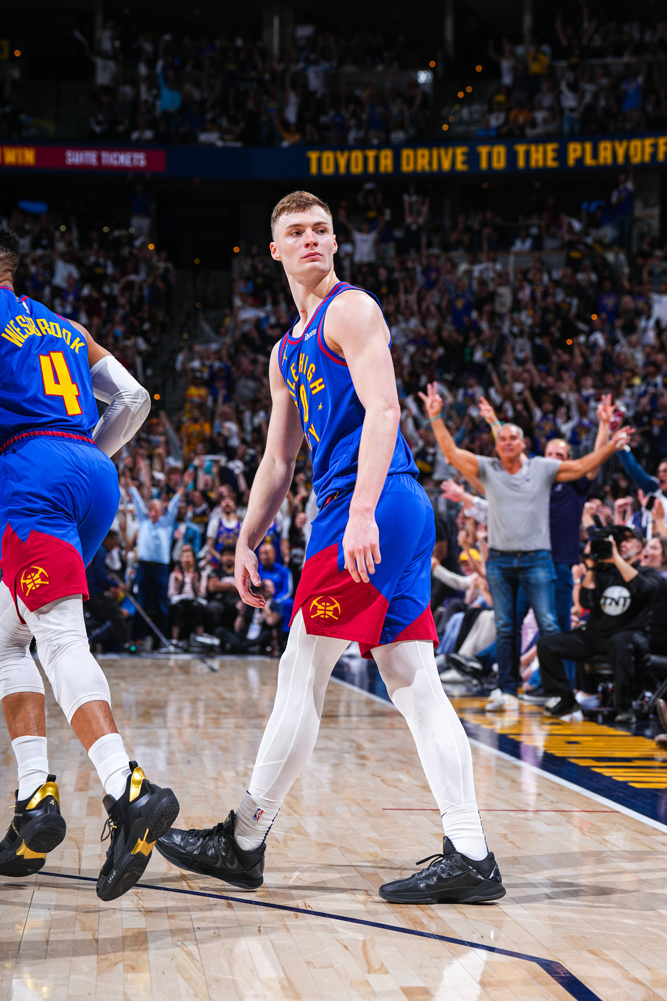 掘金队击败开拓者队晋级季后赛 掘金队击败开拓者队晋级季后赛