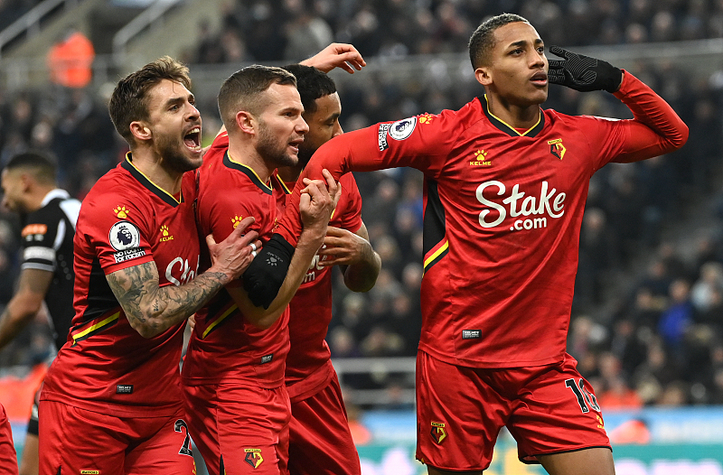 包含沃特福德惊险获胜，保持压力的词条