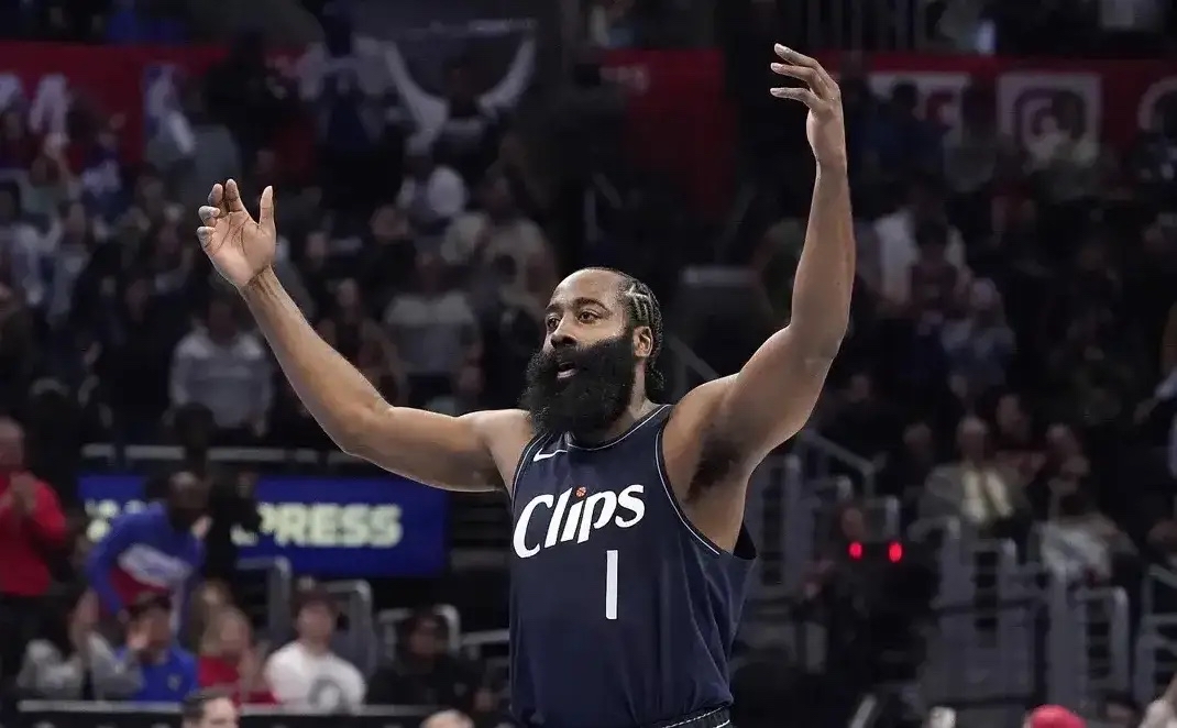 鹈鹕队球员赴医院探望患者，传递正能量的简单介绍