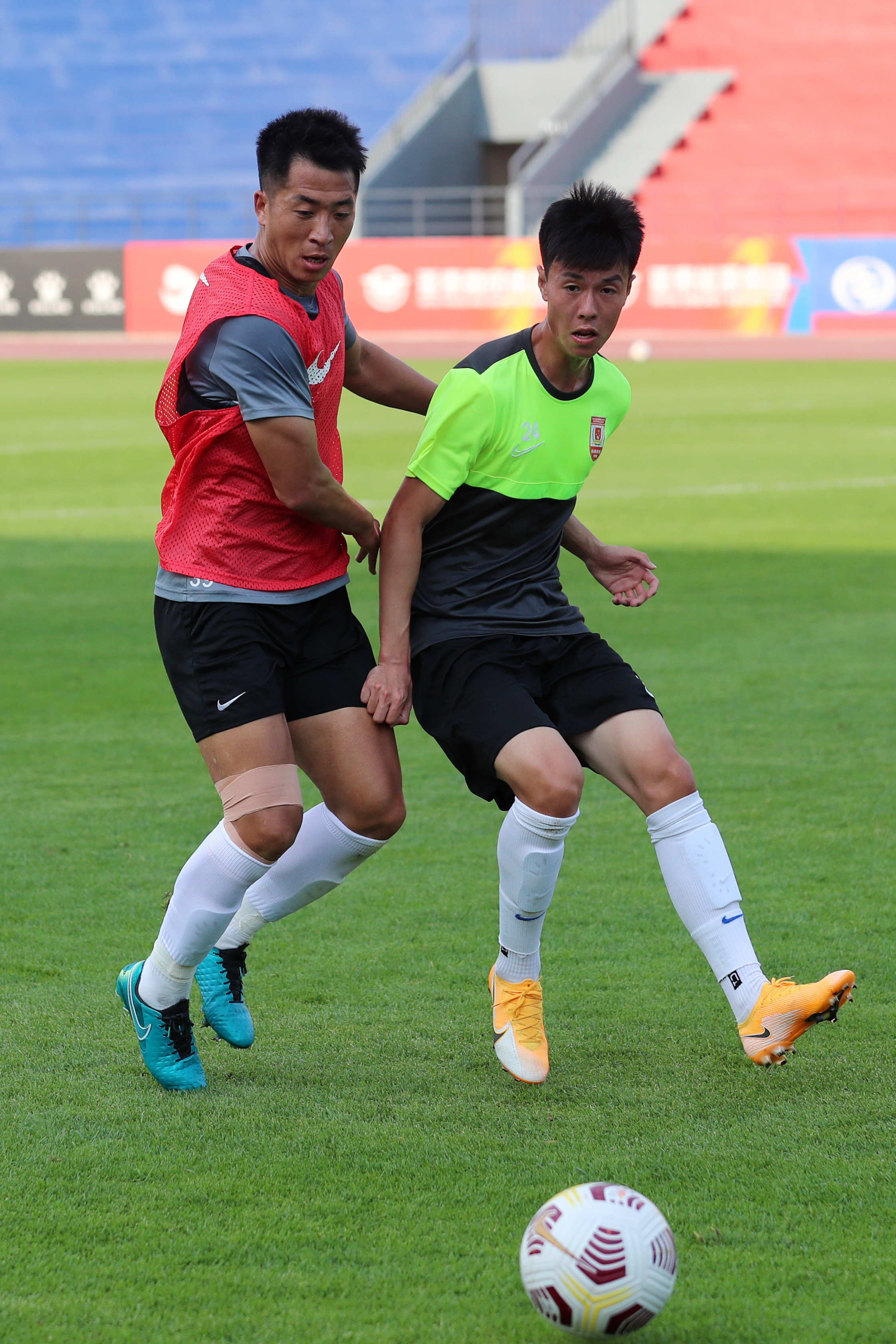 包含杜塞尔多夫队员纷纷放假，备战即将开始的词条