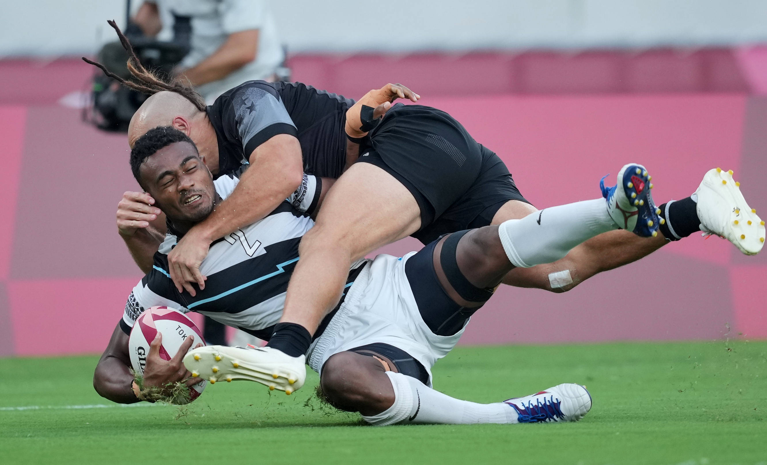 包含橄榄球热度飙升，网友热议不断的词条