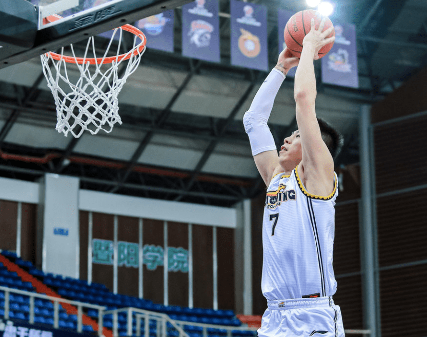 勇士轻取湖人，赵继伟统治全场